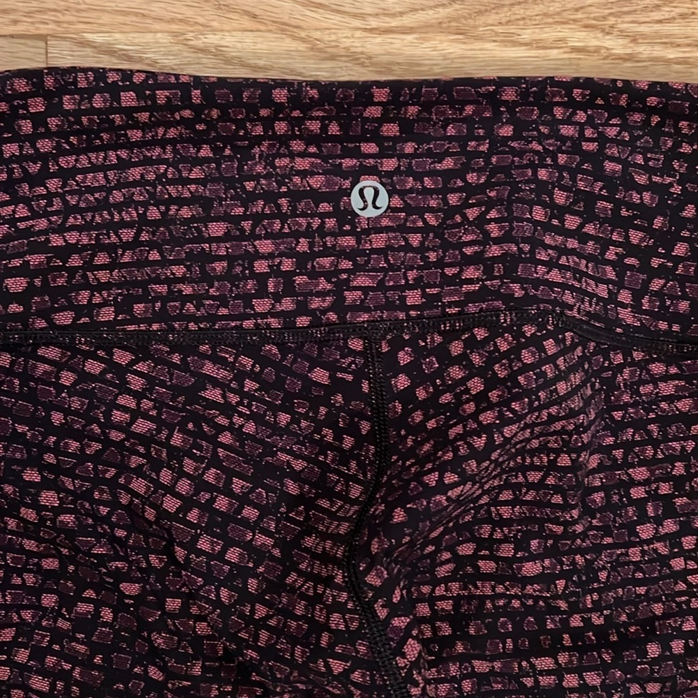 Lululemon Wunder Under Cropped leggings 
Size 2